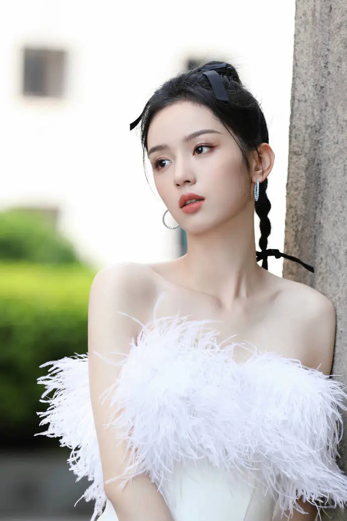 周也穿羽毛抹胸裙大秀雪嫩香肩!肌白貌美美得令人窒息! 周也穿羽毛抹胸裙大秀雪嫩香肩!肌白貌美美得令人窒息!