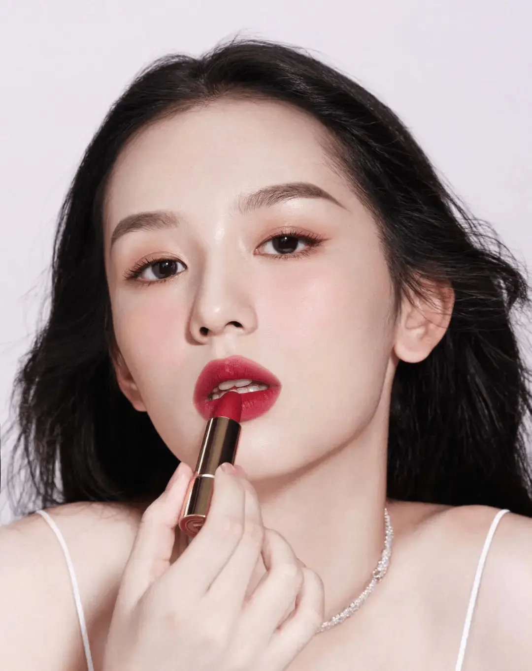 周也穿羽毛抹胸裙大秀雪嫩香肩!肌白貌美美得令人窒息! 周也穿羽毛抹胸裙大秀雪嫩香肩!肌白貌美美得令人窒息!