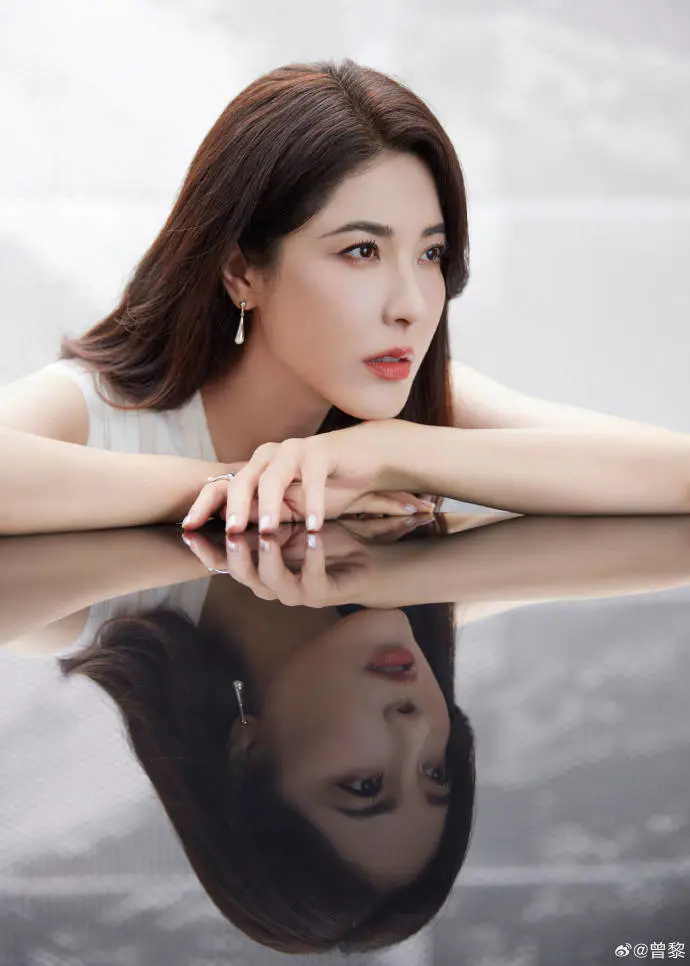曾黎最新绝色写真妩媚大气!性感曲线女人味十足 曾黎最新绝色写真妩媚大气!性感曲线女人味十足