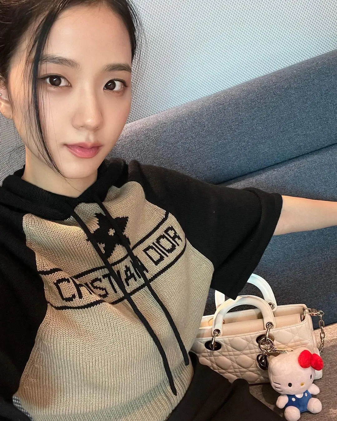 既能挂在手袋还能系在腰间,钥匙圈吊饰成今夏时尚单品 既能挂在手袋还能系在腰间,钥匙圈吊饰成今夏时尚单品