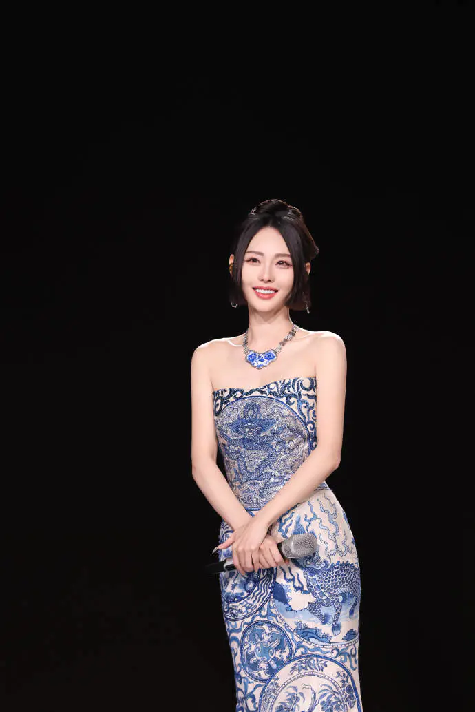 张嘉倪穿青花瓷抹胸裙优雅靓丽!曼妙身材美得让人窒息 张嘉倪穿青花瓷抹胸裙优雅靓丽!曼妙身材美得让人窒息