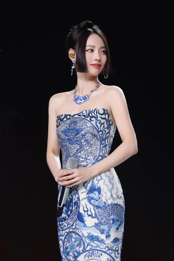 张嘉倪穿青花瓷抹胸裙优雅靓丽!曼妙身材美得让人窒息 张嘉倪穿青花瓷抹胸裙优雅靓丽!曼妙身材美得让人窒息
