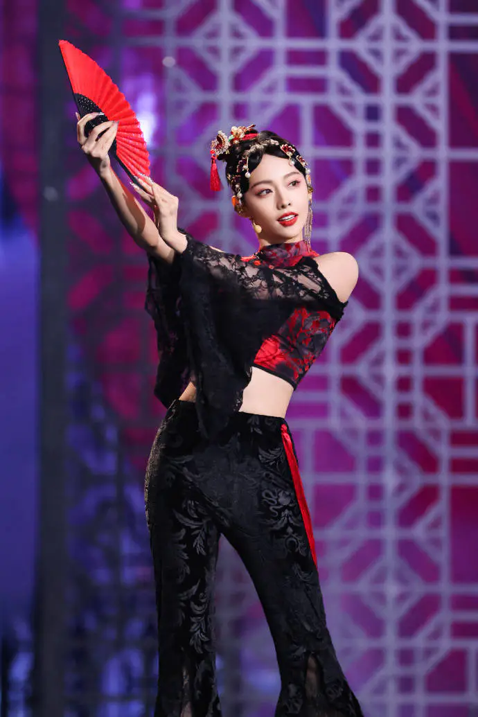 张嘉倪穿青花瓷抹胸裙优雅靓丽!曼妙身材美得让人窒息 张嘉倪穿青花瓷抹胸裙优雅靓丽!曼妙身材美得让人窒息