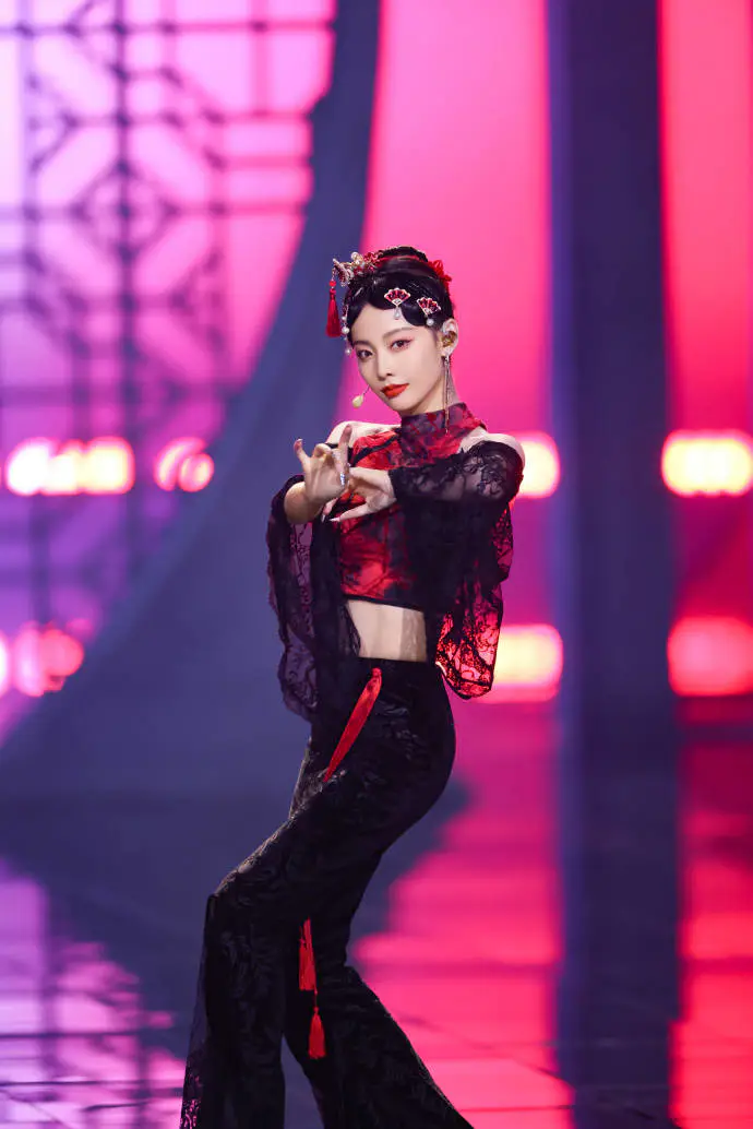 张嘉倪穿青花瓷抹胸裙优雅靓丽!曼妙身材美得让人窒息 张嘉倪穿青花瓷抹胸裙优雅靓丽!曼妙身材美得让人窒息