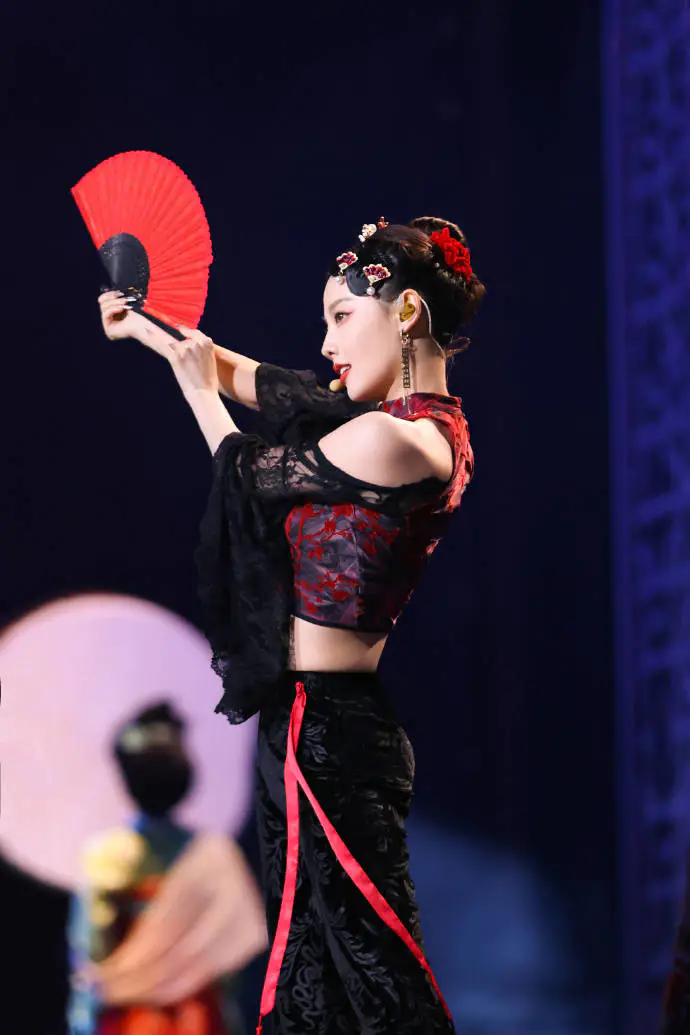 张嘉倪穿青花瓷抹胸裙优雅靓丽!曼妙身材美得让人窒息 张嘉倪穿青花瓷抹胸裙优雅靓丽!曼妙身材美得让人窒息