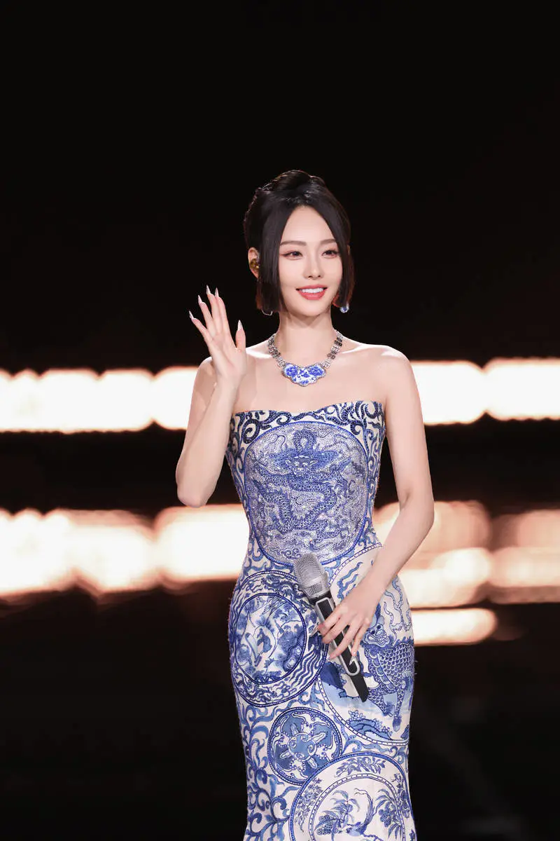 张嘉倪穿青花瓷抹胸裙优雅靓丽!曼妙身材美得让人窒息 张嘉倪穿青花瓷抹胸裙优雅靓丽!曼妙身材美得让人窒息