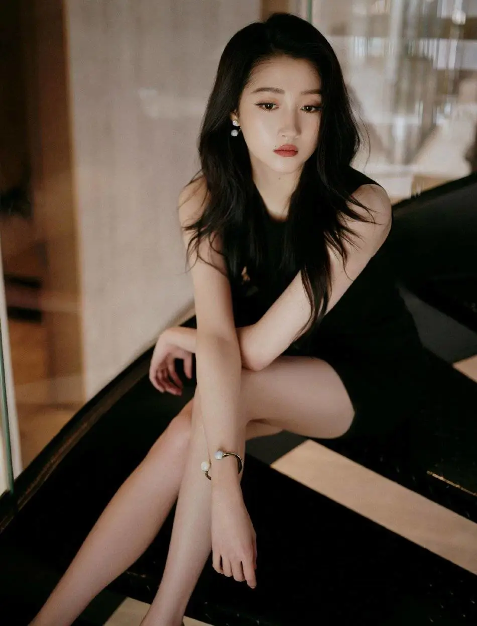 关晓彤穿黑色无袖连衣裙超靓!肤白貌美大长腿性感撩人 关晓彤穿黑色无袖连衣裙超靓!肤白貌美大长腿性感撩人