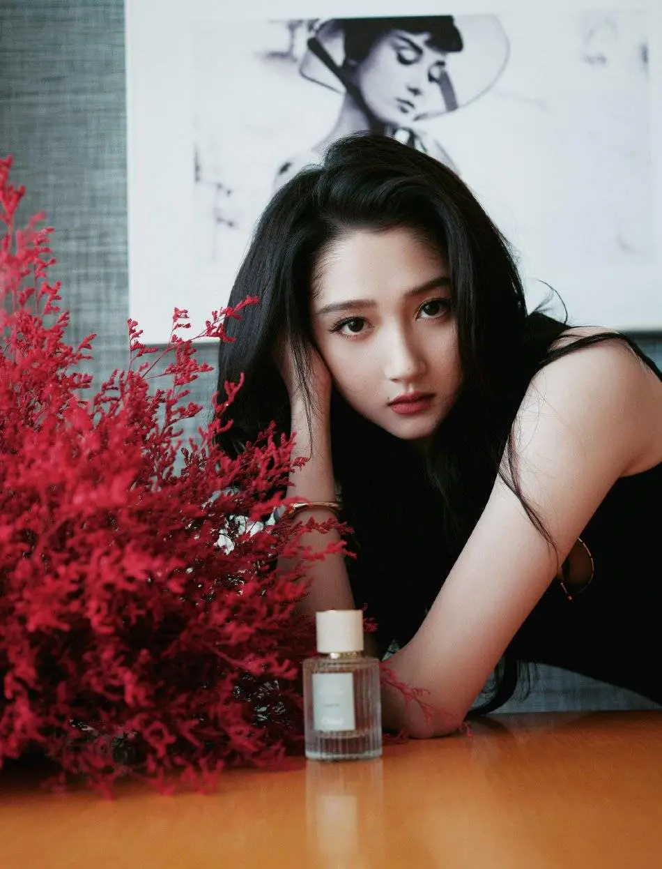 关晓彤穿黑色无袖连衣裙超靓!肤白貌美大长腿性感撩人 关晓彤穿黑色无袖连衣裙超靓!肤白貌美大长腿性感撩人