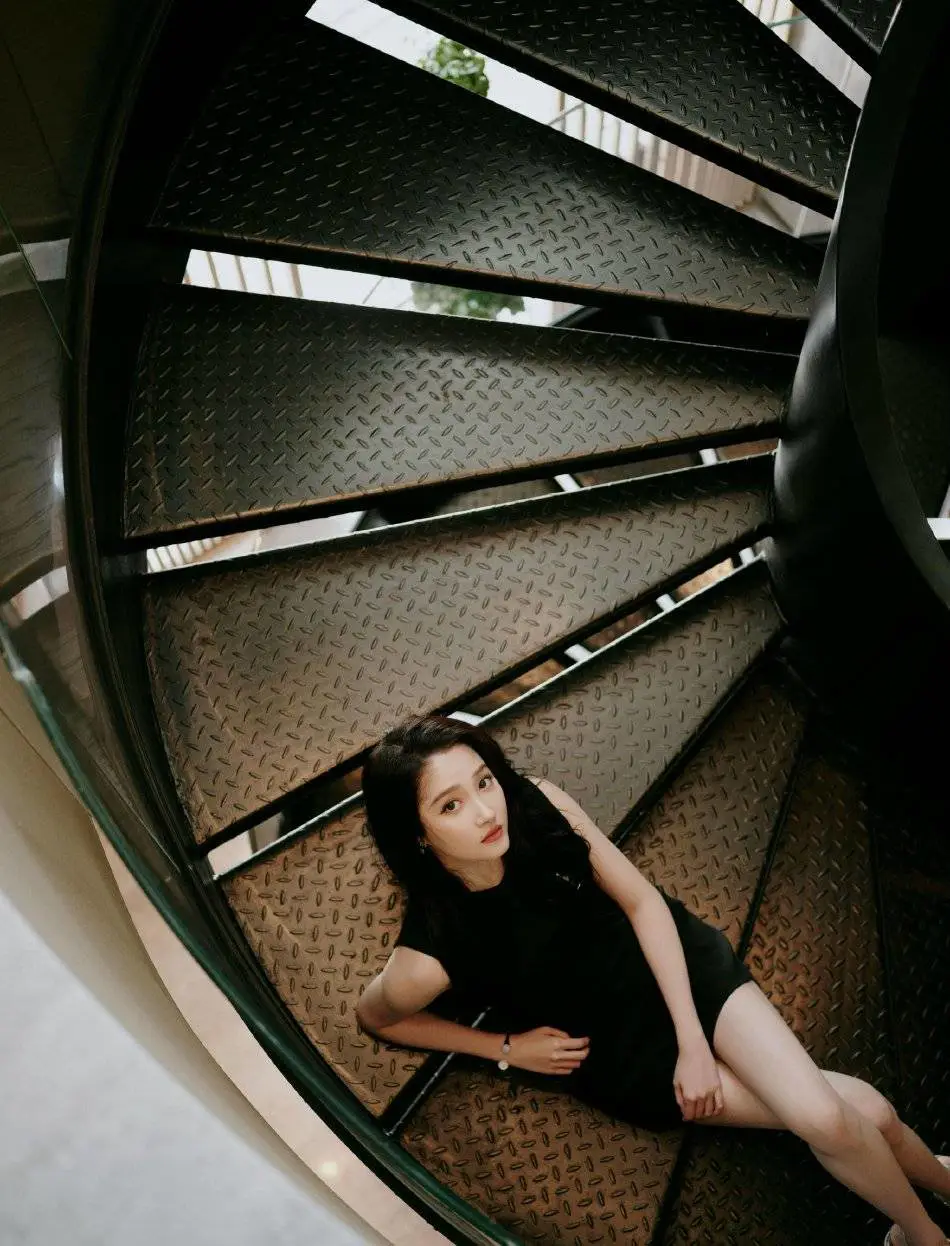 关晓彤穿黑色无袖连衣裙超靓!肤白貌美大长腿性感撩人 关晓彤穿黑色无袖连衣裙超靓!肤白貌美大长腿性感撩人