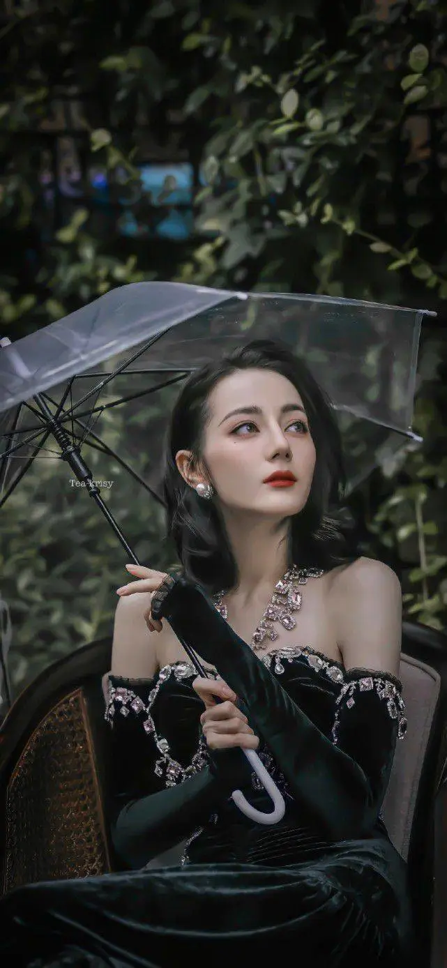 迪丽热巴穿红色刺绣礼服超靓丽!异域风情美丽动人 迪丽热巴穿红色刺绣礼服超靓丽!异域风情美丽动人