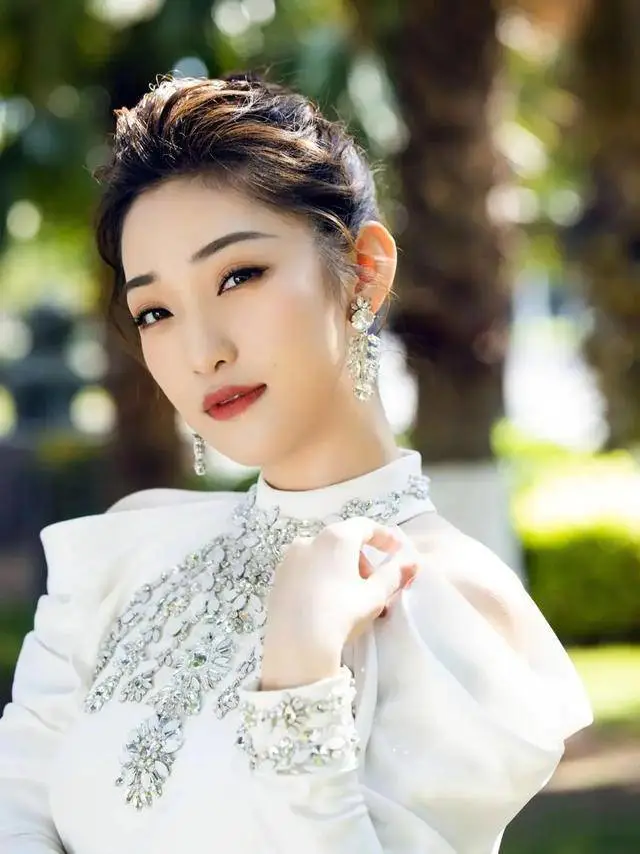 电影频道一姐蓝羽太惊艳!靓丽美图笑容太甜美! 电影频道一姐蓝羽太惊艳!靓丽美图笑容太甜美!