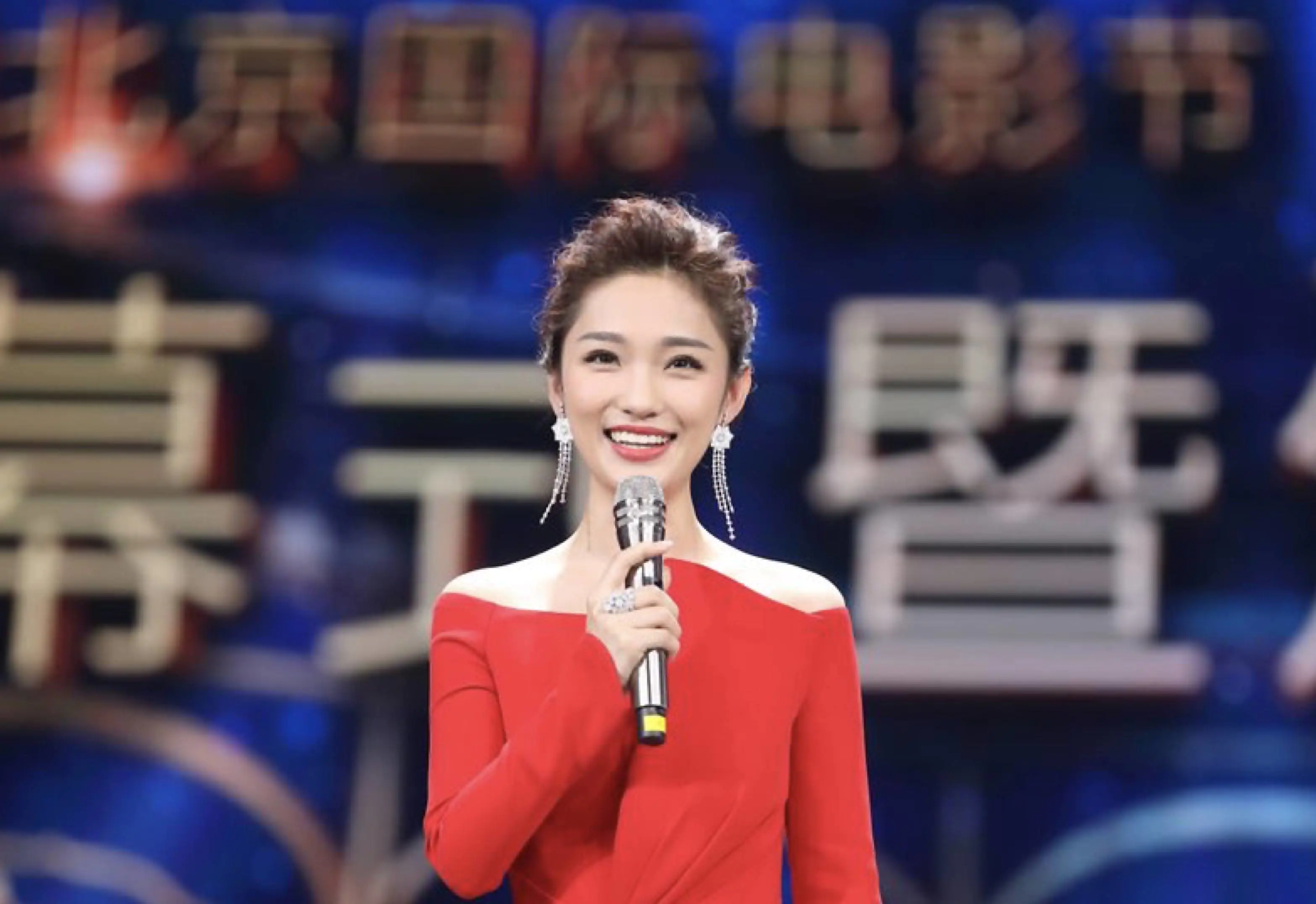 电影频道一姐蓝羽太惊艳!靓丽美图笑容太甜美! 电影频道一姐蓝羽太惊艳!靓丽美图笑容太甜美!