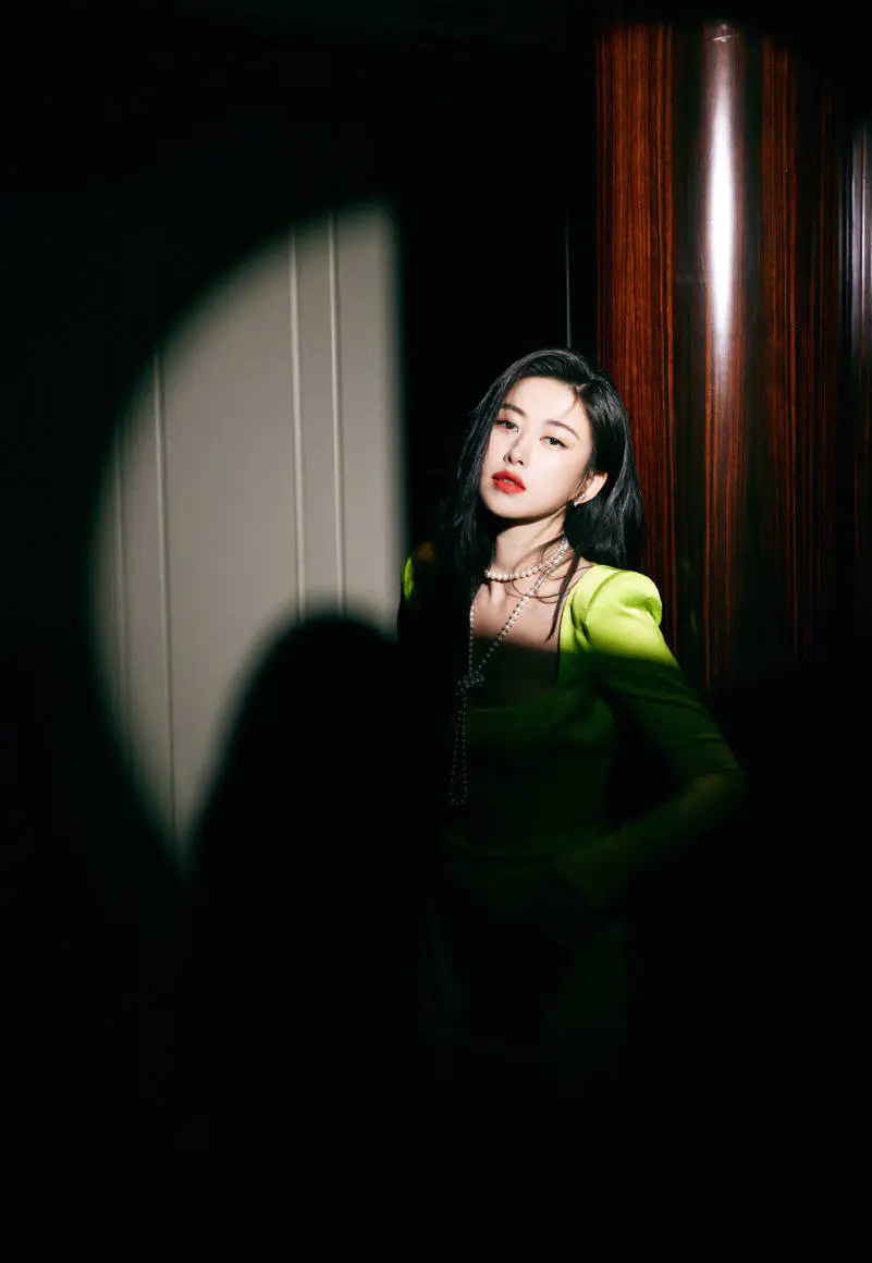 朱珠穿绿衣写真大秀S曲线身材!性感妩媚展现成******人味 朱珠穿绿衣写真大秀S曲线身材!性感妩媚展现成******人味