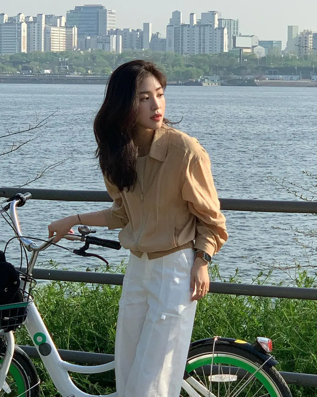 会穿还会拍!这位韩国氛围感女生不经意的照片更能吸引你 会穿还会拍!这位韩国氛围感女生不经意的照片更能吸引你