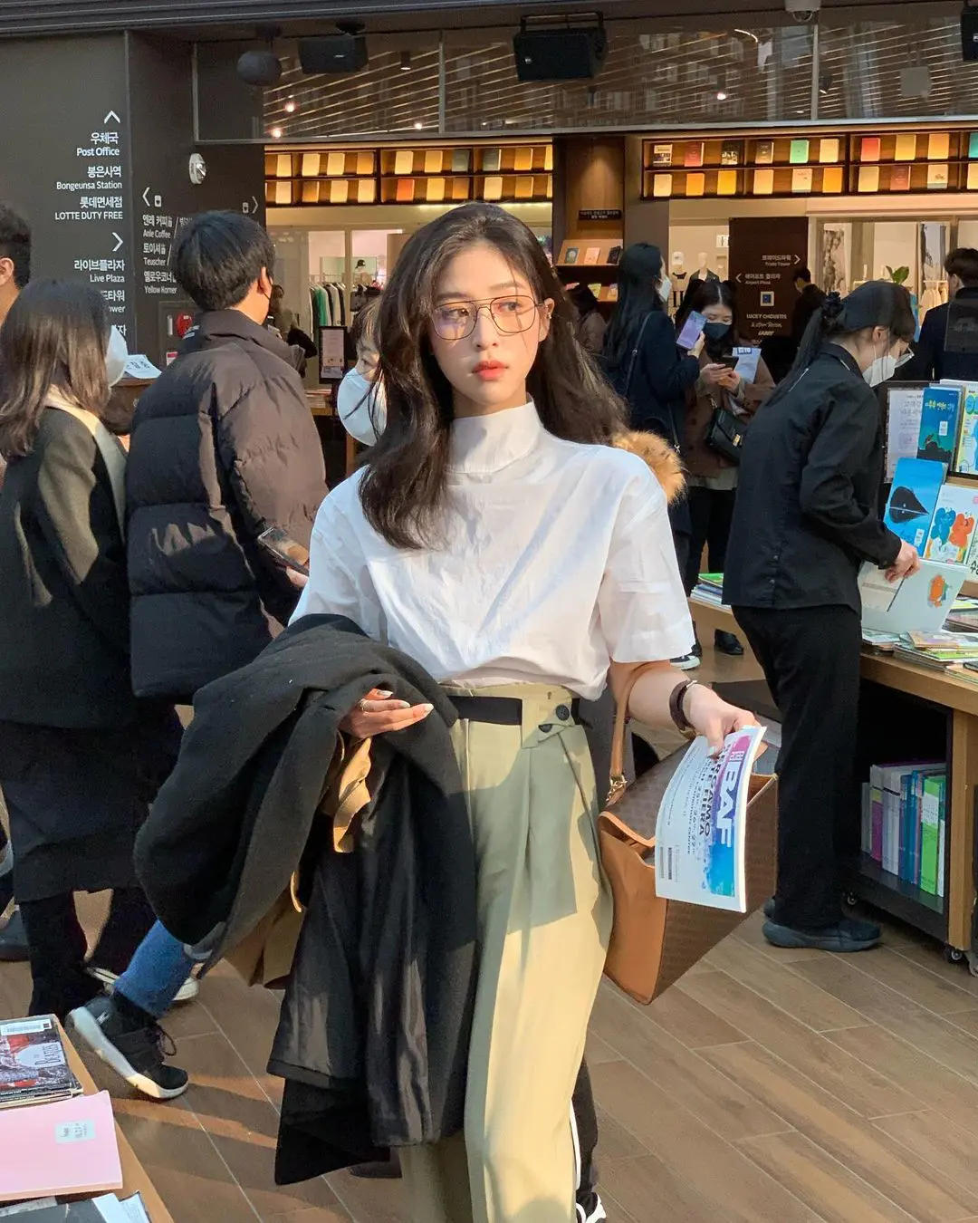 会穿还会拍!这位韩国氛围感女生不经意的照片更能吸引你 会穿还会拍!这位韩国氛围感女生不经意的照片更能吸引你