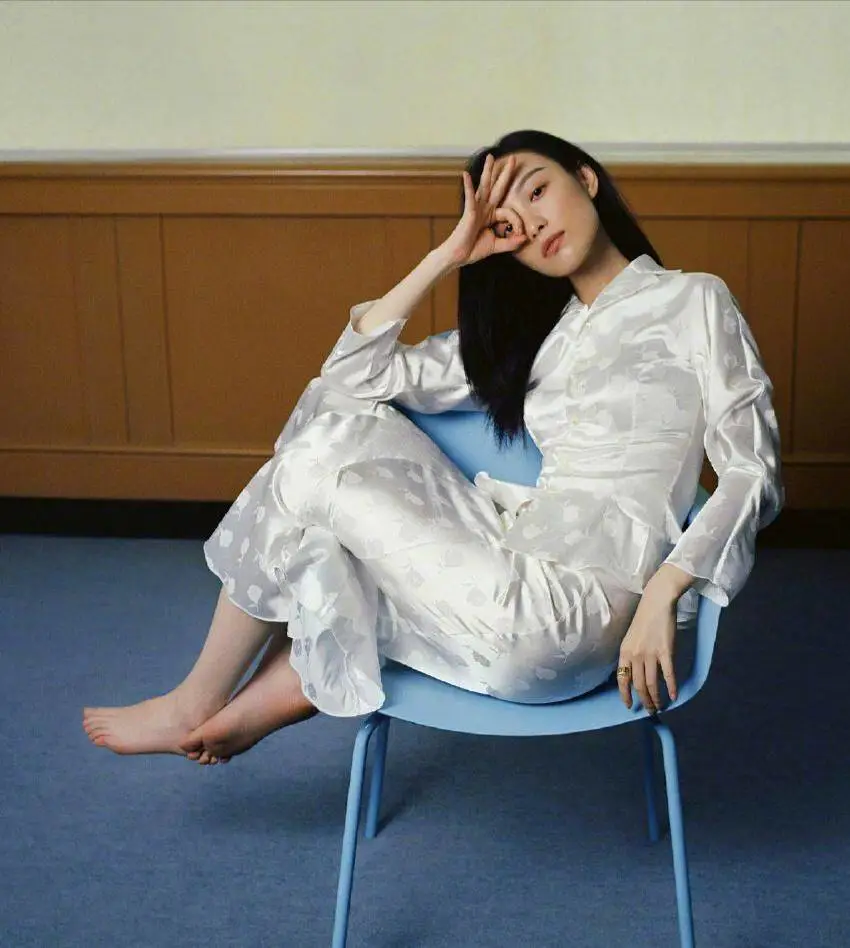 倪妮穿新中式上衣配“醋酸裙”,优雅迷人又贵气 倪妮穿新中式上衣配“醋酸裙”,优雅迷人又贵气