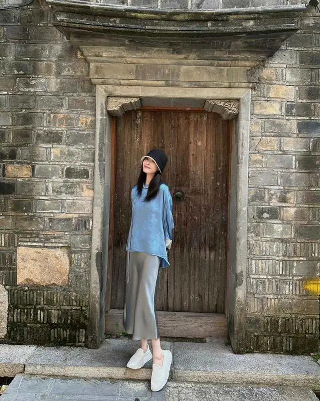 倪妮穿新中式上衣配“醋酸裙”,优雅迷人又贵气 倪妮穿新中式上衣配“醋酸裙”,优雅迷人又贵气