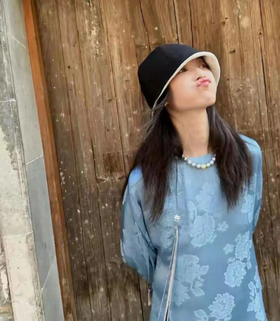 倪妮穿新中式上衣配“醋酸裙”,优雅迷人又贵气 倪妮穿新中式上衣配“醋酸裙”,优雅迷人又贵气