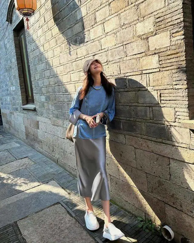 倪妮穿新中式上衣配“醋酸裙”,优雅迷人又贵气 倪妮穿新中式上衣配“醋酸裙”,优雅迷人又贵气