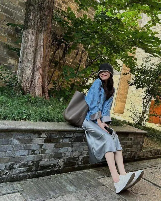 倪妮穿新中式上衣配“醋酸裙”,优雅迷人又贵气 倪妮穿新中式上衣配“醋酸裙”,优雅迷人又贵气