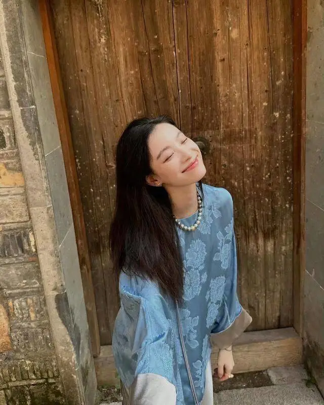 倪妮穿新中式上衣配“醋酸裙”,优雅迷人又贵气 倪妮穿新中式上衣配“醋酸裙”,优雅迷人又贵气