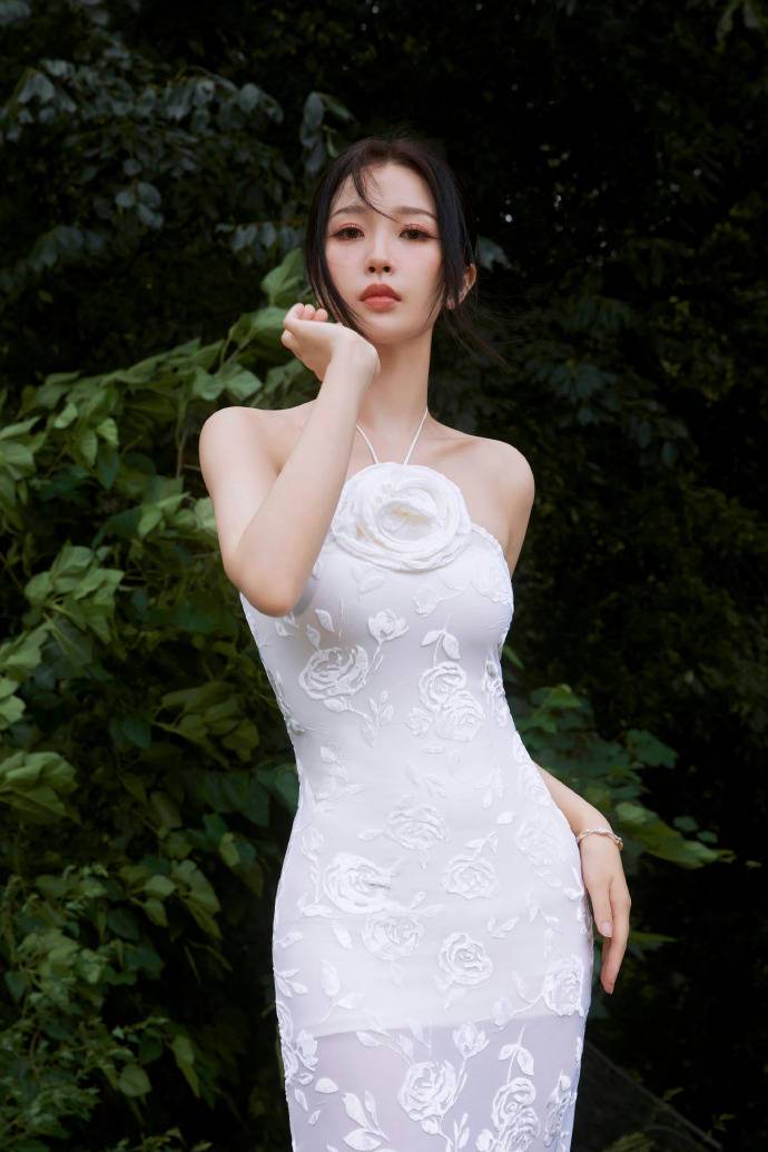冯小刚狂赞虞书欣演技台词好!她肤白貌美大长腿性感 冯小刚狂赞虞书欣演技台词好!她肤白貌美大长腿性感