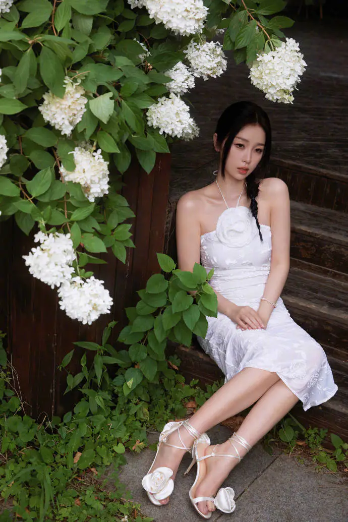 冯小刚狂赞虞书欣演技台词好!她肤白貌美大长腿性感 冯小刚狂赞虞书欣演技台词好!她肤白貌美大长腿性感