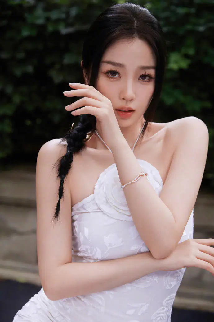 冯小刚狂赞虞书欣演技台词好!她肤白貌美大长腿性感 冯小刚狂赞虞书欣演技台词好!她肤白貌美大长腿性感