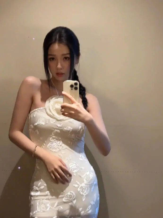 冯小刚狂赞虞书欣演技台词好!她肤白貌美大长腿性感 冯小刚狂赞虞书欣演技台词好!她肤白貌美大长腿性感