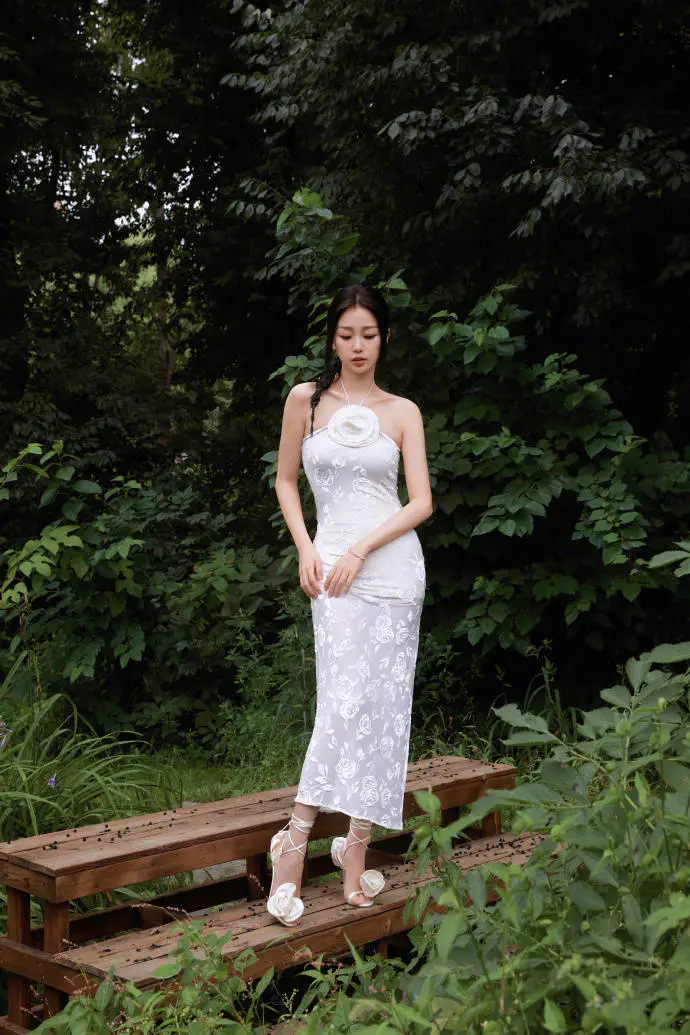 冯小刚狂赞虞书欣演技台词好!她肤白貌美大长腿性感 冯小刚狂赞虞书欣演技台词好!她肤白貌美大长腿性感