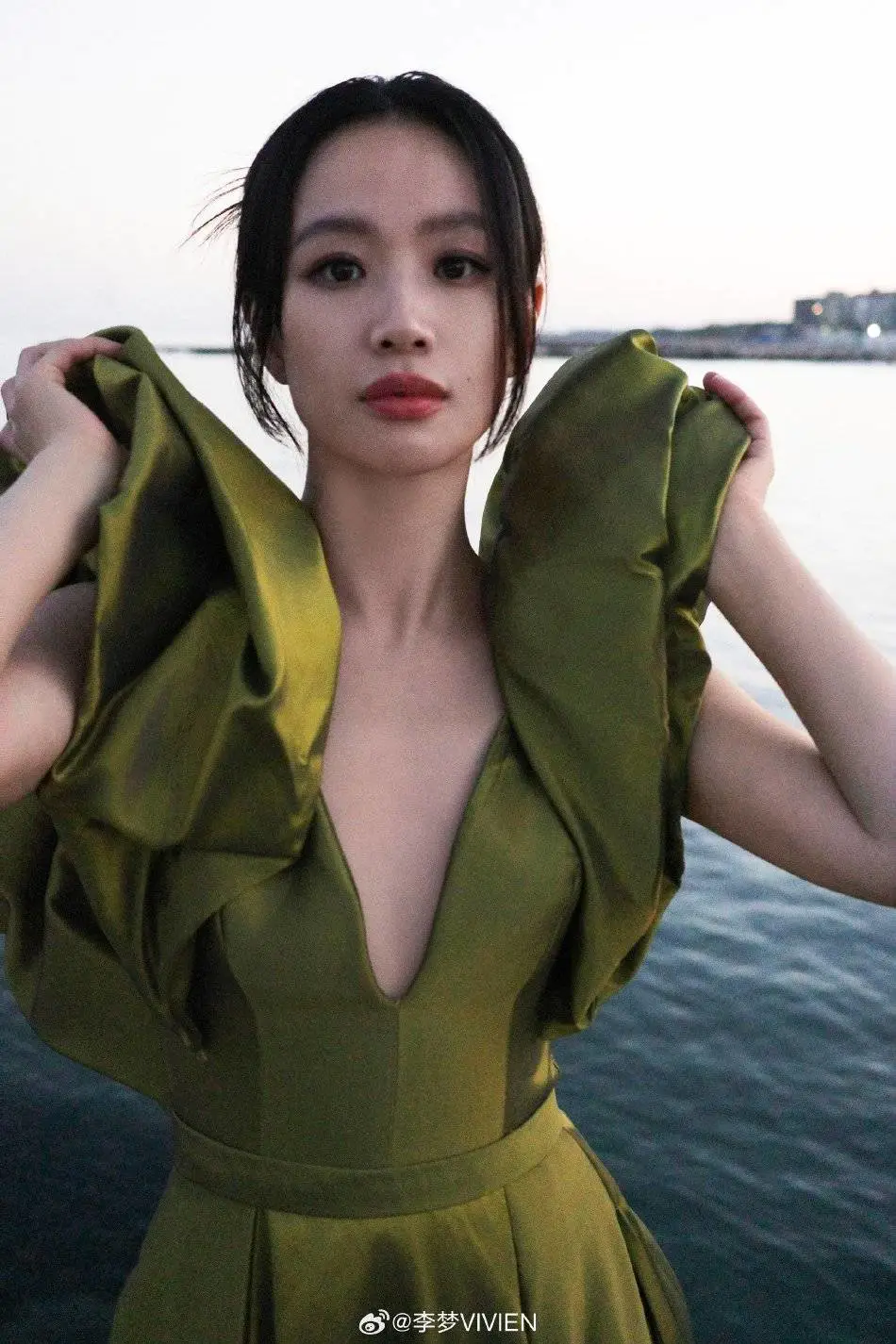 李梦威尼斯靓丽写真露事业线!肤白貌美风情万种性感撩人 李梦威尼斯靓丽写真露事业线!肤白貌美风情万种性感撩人