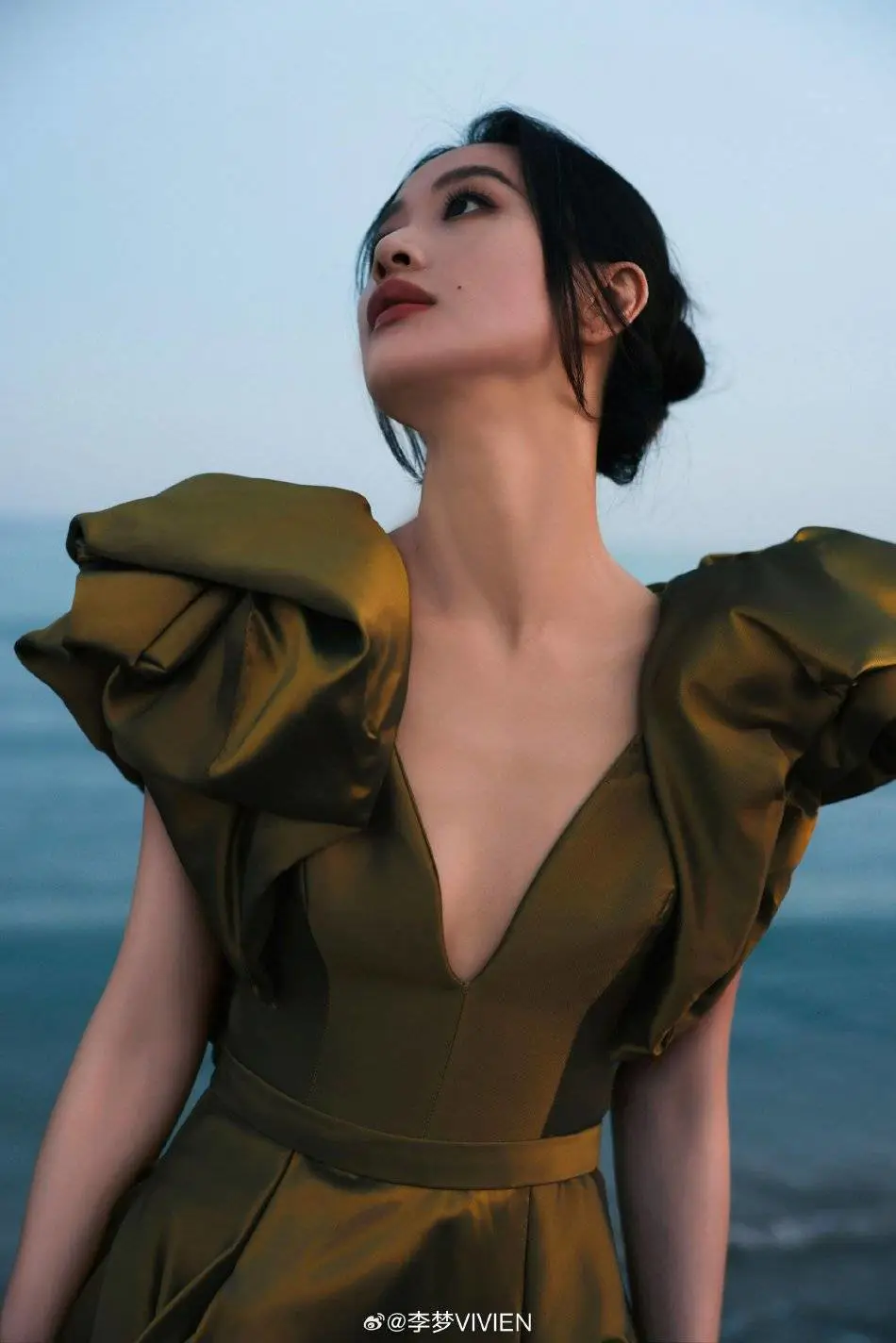 李梦威尼斯靓丽写真露事业线!肤白貌美风情万种性感撩人 李梦威尼斯靓丽写真露事业线!肤白貌美风情万种性感撩人