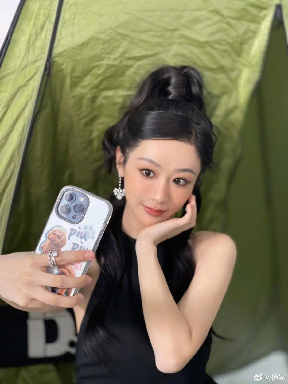 杨紫穿黑色露背裙大秀白皙肌肤!雪肤玉貌太性感撩人 杨紫穿黑色露背裙大秀白皙肌肤!雪肤玉貌太性感撩人