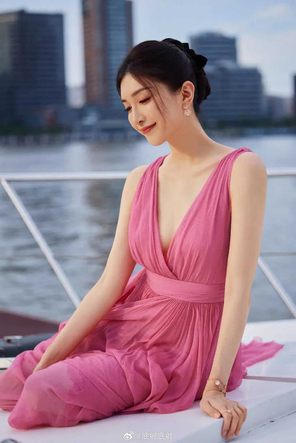 江疏影写真露出事业线!她肤白貌美大长腿性感撩人 江疏影写真露出事业线!她肤白貌美大长腿性感撩人
