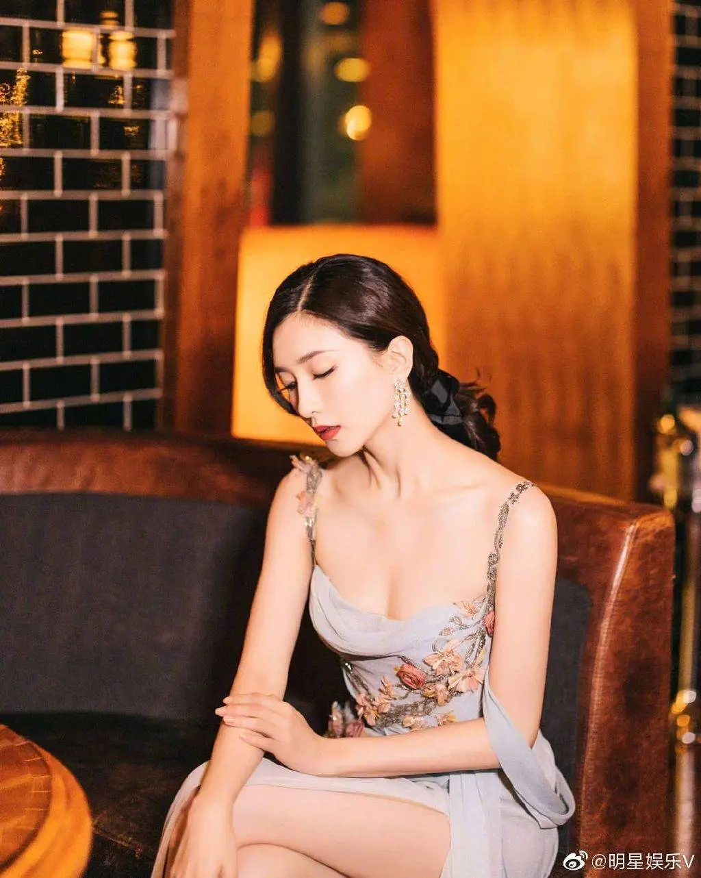 江疏影写真露出事业线!她肤白貌美大长腿性感撩人 江疏影写真露出事业线!她肤白貌美大长腿性感撩人