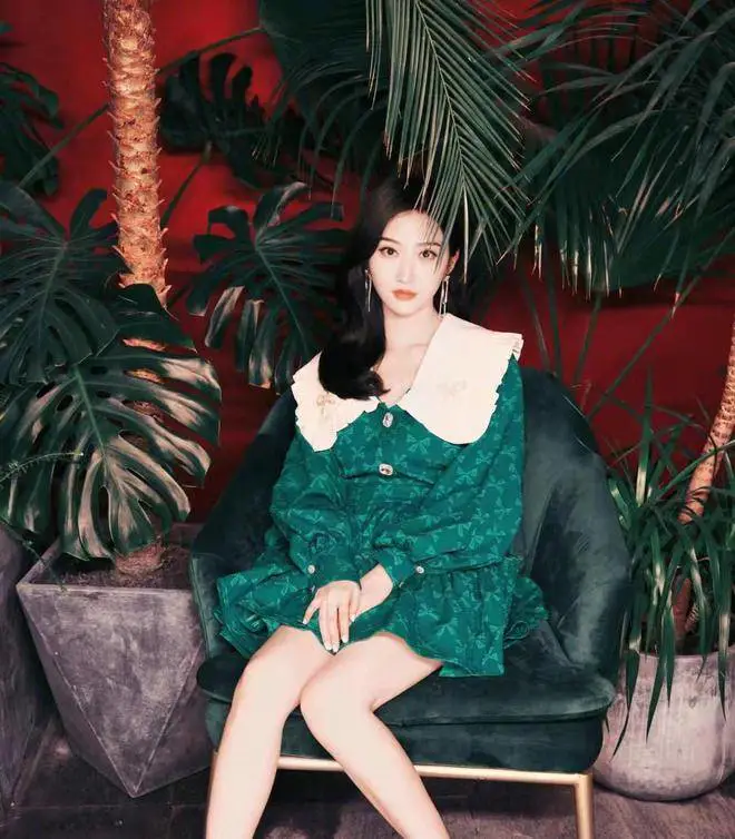 “富贵花”景甜终于换风格了,穿灰白西装配长发酷飒又有型 “富贵花”景甜终于换风格了,穿灰白西装配长发酷飒又有型