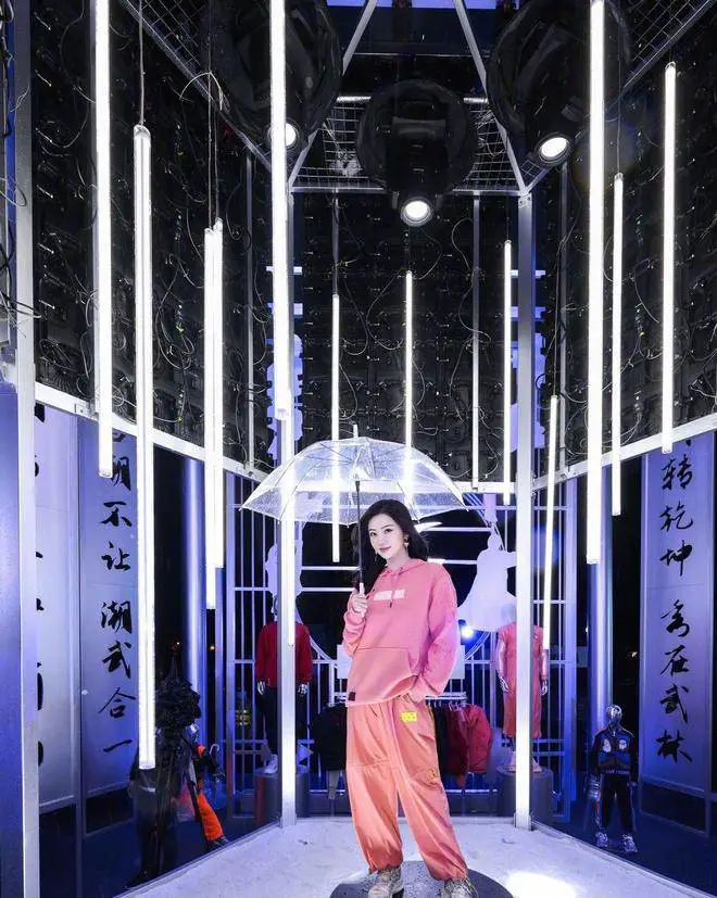 “富贵花”景甜终于换风格了,穿灰白西装配长发酷飒又有型 “富贵花”景甜终于换风格了,穿灰白西装配长发酷飒又有型