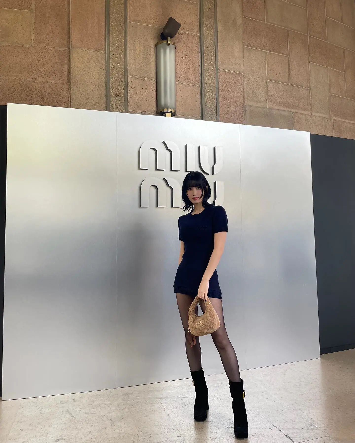 润娥、Momo和张员瑛,各代女团代表齐聚Miu Miu 2024春夏秀场 润娥、Momo和张员瑛,各代女团代表齐聚Miu Miu 2024春夏秀场