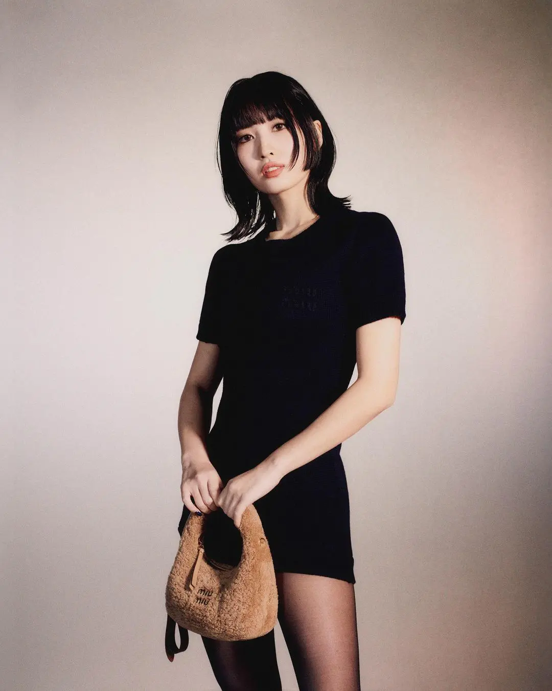润娥、Momo和张员瑛,各代女团代表齐聚Miu Miu 2024春夏秀场 润娥、Momo和张员瑛,各代女团代表齐聚Miu Miu 2024春夏秀场