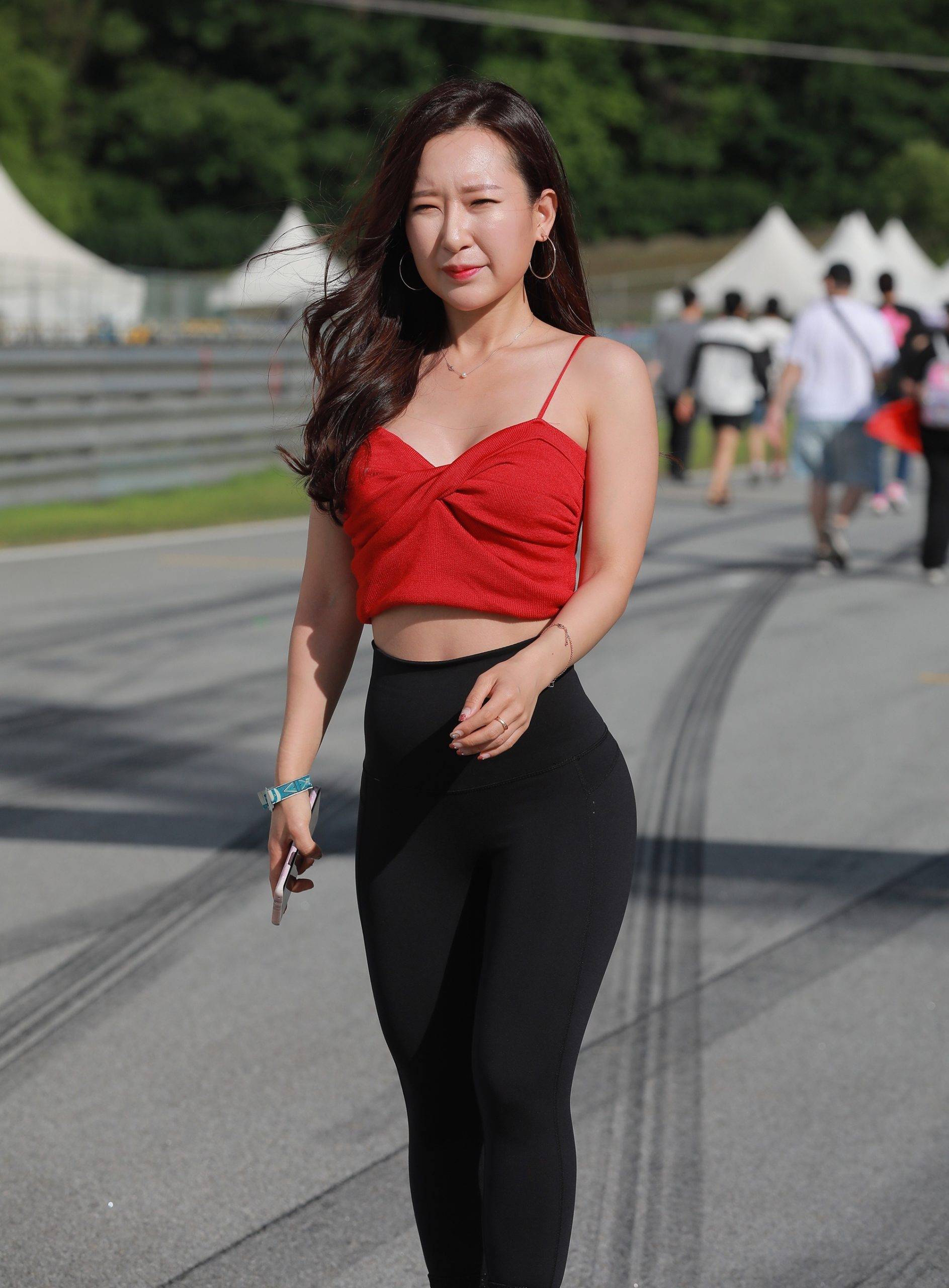 身材火辣的红裙美女街拍