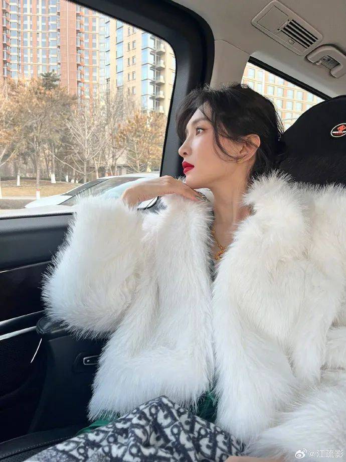 江疏影披貂皮大衣露出美背!雪肤玉貌身材曼妙性感撩人 江疏影披貂皮大衣露出美背!雪肤玉貌身材曼妙性感撩人