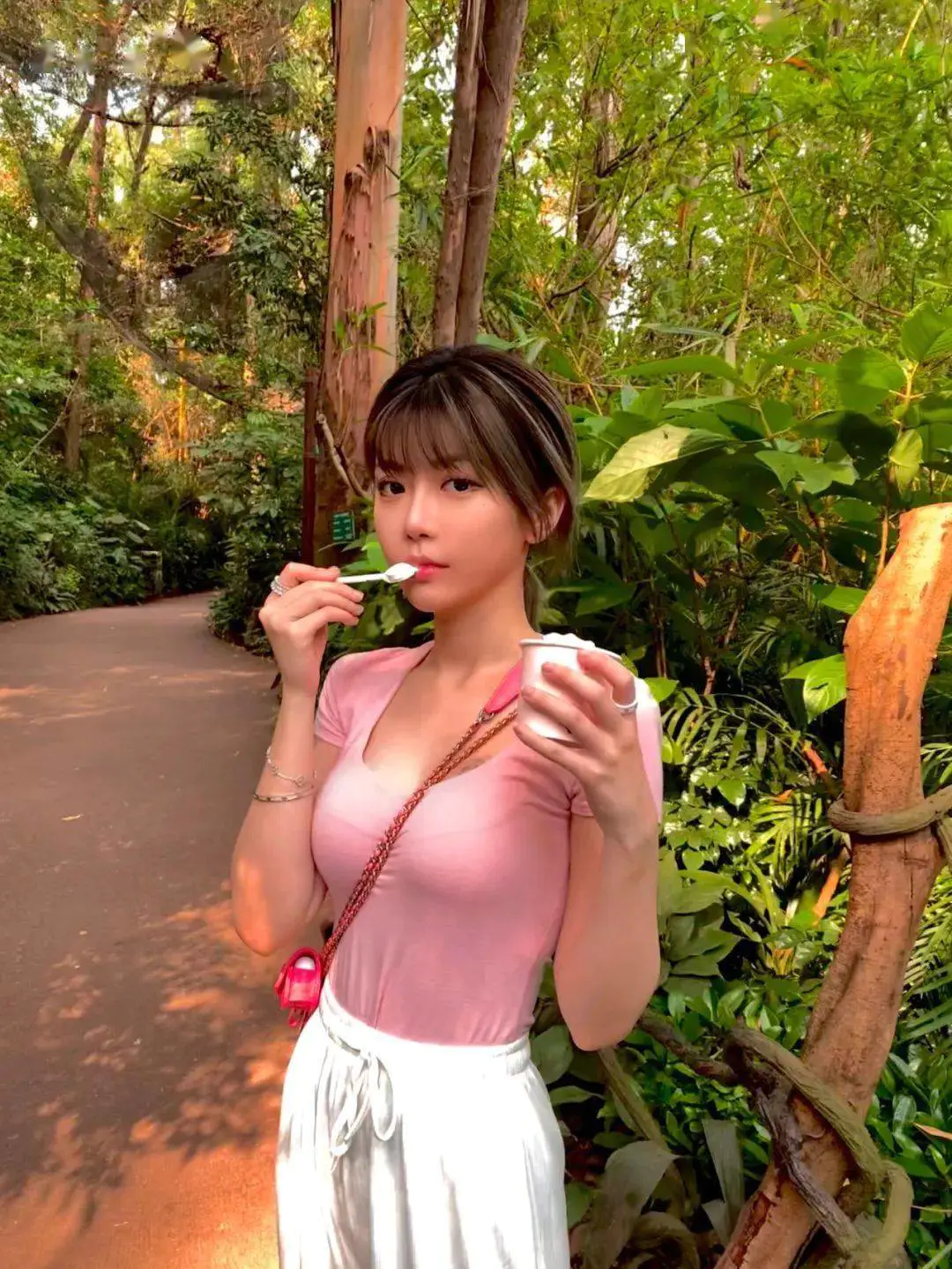 不只是LOL女神,迷倒PGOne的周淑怡前凸后翘,身材到底有多好? 不只是LOL女神,迷倒PGOne的周淑怡前凸后翘,身材到底有多好?