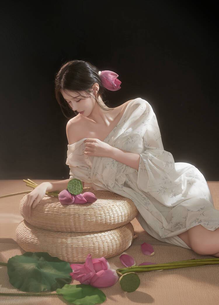 悦目佳人，柔情，拂袖，媚眼转，苗条古装美女居家写真图集
