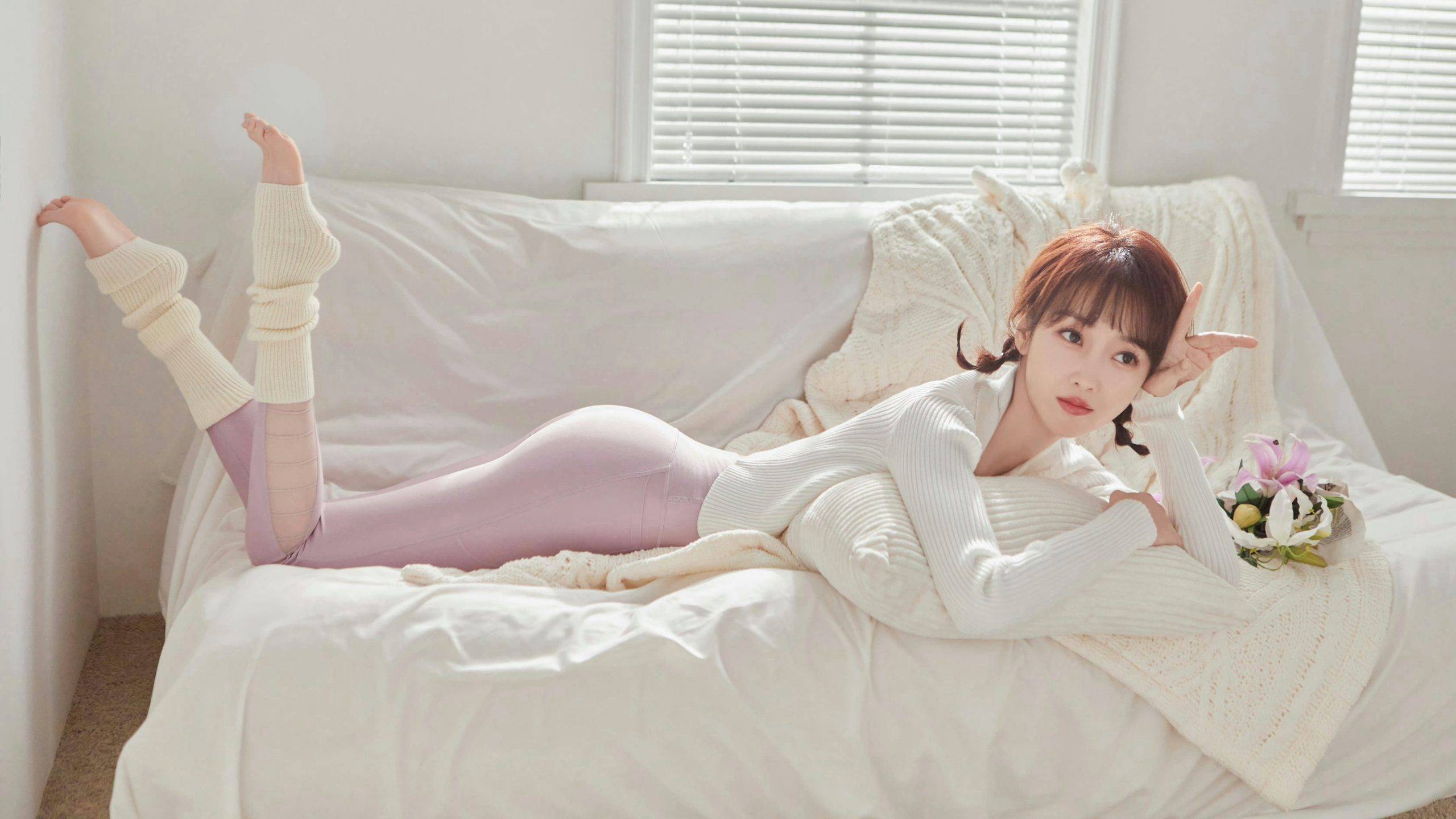 美女宣璐超美紧身衣尽显完美小翘臀居家私房比耶写真壁纸图片
