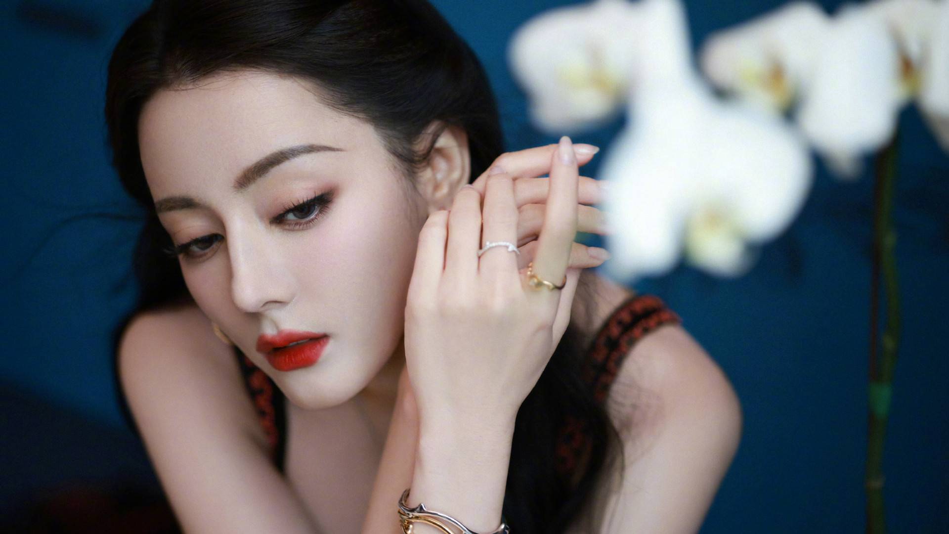 迪丽热巴壁纸，美女迪丽热巴超美吊带刺绣长裙穿搭写真壁纸套图-达人圈原创摄影