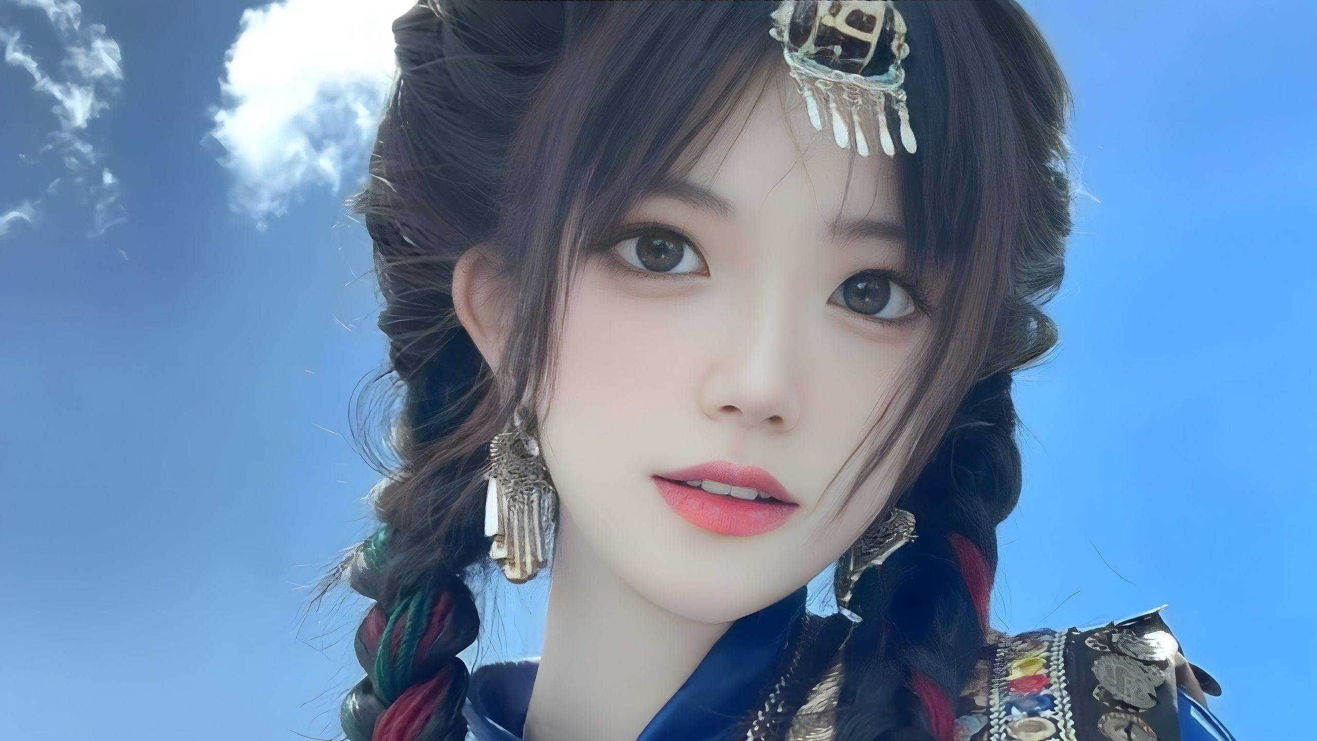 藏族女孩，穿戴着藏族服装头饰的清新美丽藏族美女电脑壁纸图片-达人圈原创摄影