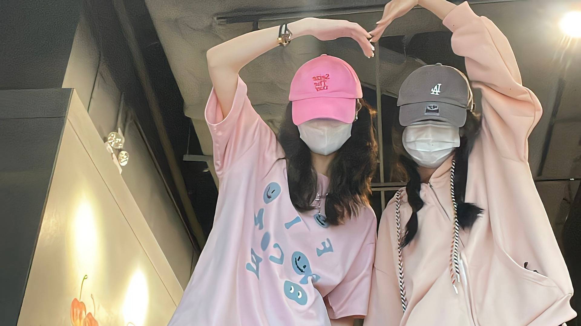 两个人的爱心手势交互，不露脸戴帽子真人网络美女壁纸图片-达人圈原创摄影