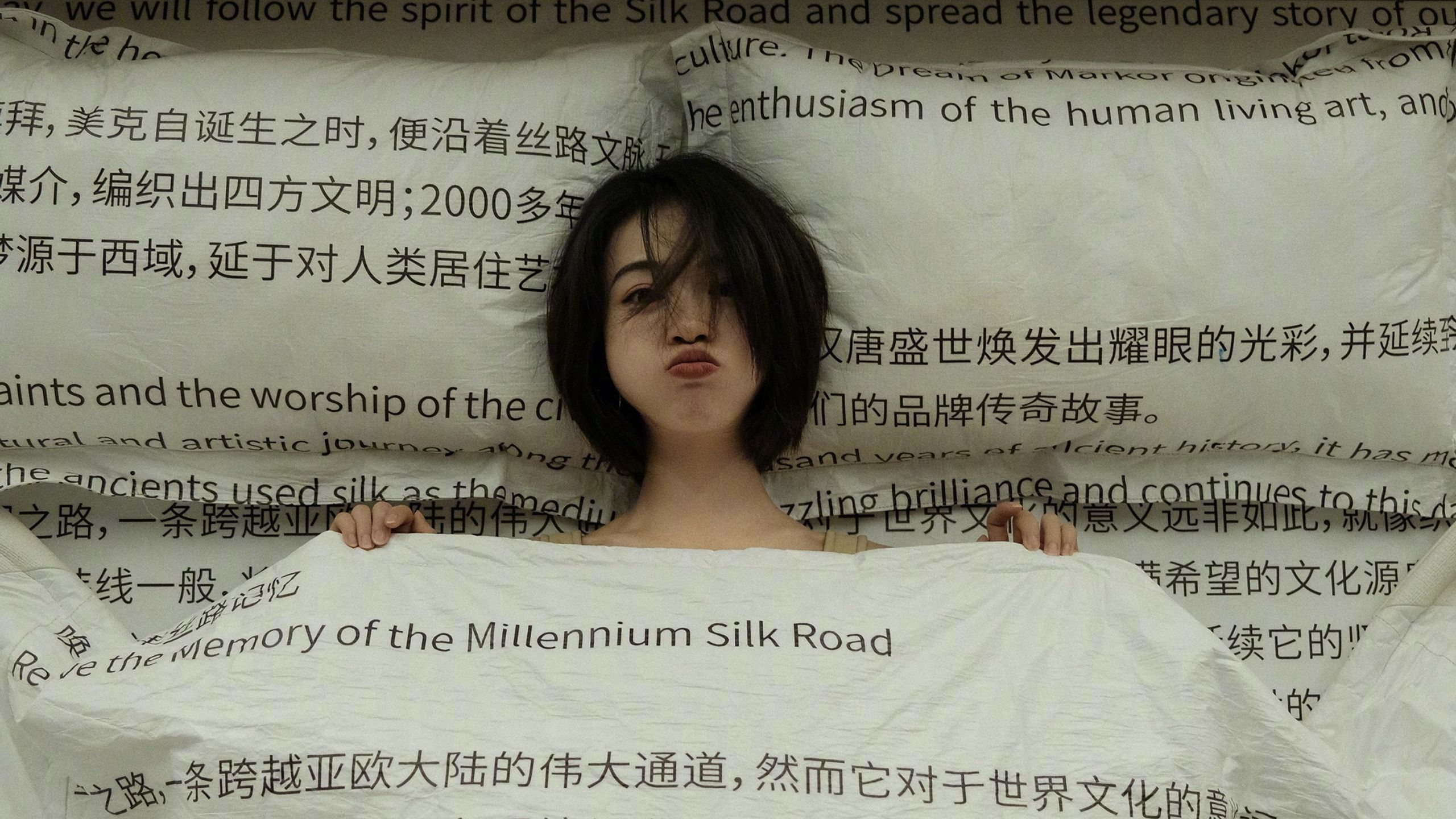 书香美人，徜徉在书中海洋生活中的吴谨言文艺范写真壁纸图片