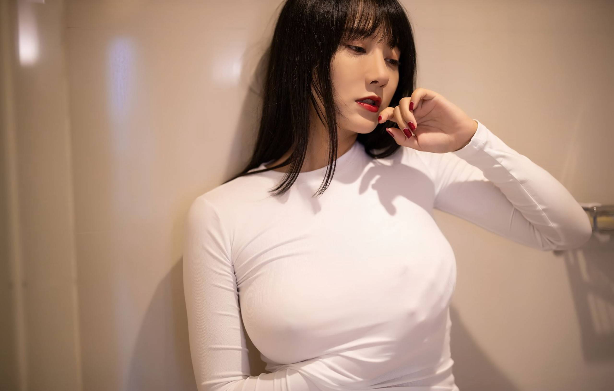 性感丰满美女何嘉颖 紧身 白色体恤 真空装 桌面壁纸图片