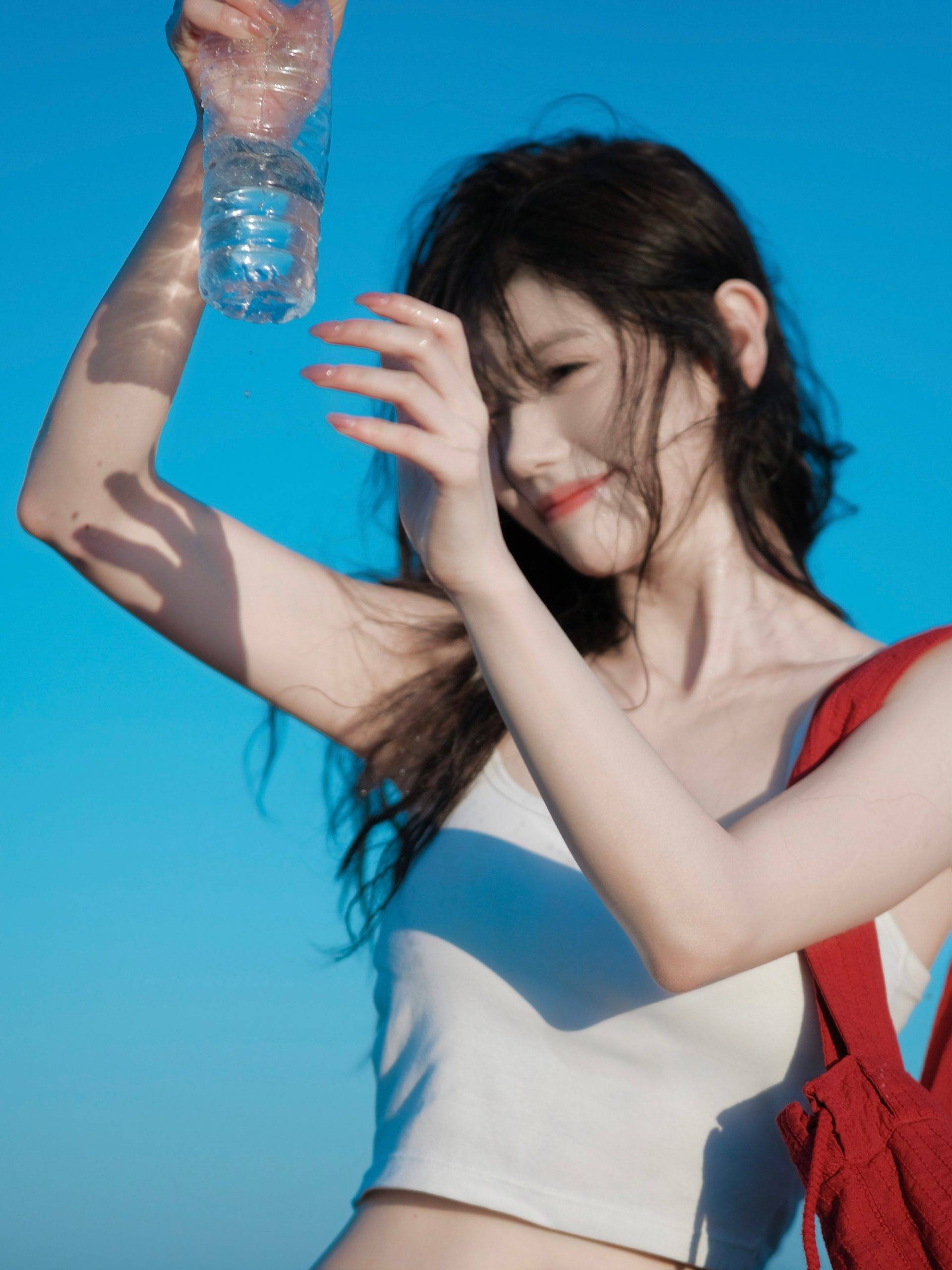 背着红色单肩包的高颜值网红美女林木婷子紧身白背心牛仔裤穿搭街拍图集-达人圈原创摄影